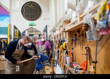 Der Prince of Wales verwendet eine Drehmaschine während seines Besuchs im Faithworks Carpentry Workshop in Bournemouth, Dorset, um im Rahmen seiner Tour durch Großbritannien ein Projekt zur Beendigung der Obdachlosigkeit zu starten. Foto: Montag, 26. Juni 2023. Stockfoto