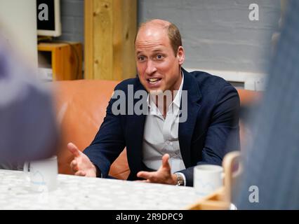 Der Prince of Wales während eines Besuchs im Faithworks Carpentry Workshop in Bournemouth, Dorset, als Teil seiner Reise durch Großbritannien, um ein Projekt zur Beendigung der Obdachlosigkeit zu starten. Foto: Montag, 26. Juni 2023. Stockfoto