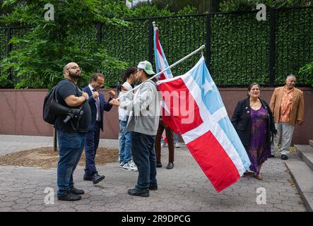 New York City, USA. 22. Juni 2023. Eine Zusammenarbeit von Aktivistengruppen, darunter Mitglieder der Unabhängigkeitspartei für Puerto Rico, hielt am 22. Juni 2023 in New York (New York) am Dag Hammarskjold Plaza am 51. Jahrestag des Treffens in Puerto Rico eine Kundgebung vor dem Entkolonialisierungsausschuss der Vereinten Nationen ab. (Foto: Steve Sanchez/Sipa USA). Kredit: SIPA USA/Alamy Live News Stockfoto