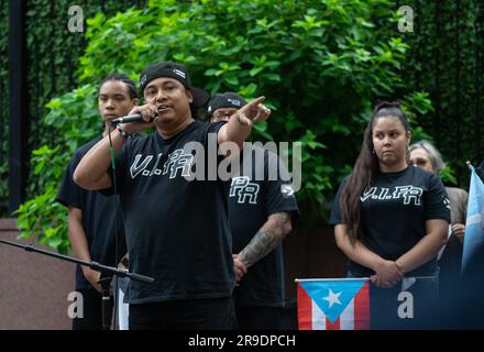 New York City, USA. 22. Juni 2023. Eine Zusammenarbeit von Aktivistengruppen, darunter Mitglieder der Unabhängigkeitspartei für Puerto Rico, hielt am 22. Juni 2023 in New York (New York) am Dag Hammarskjold Plaza am 51. Jahrestag des Treffens in Puerto Rico eine Kundgebung vor dem Entkolonialisierungsausschuss der Vereinten Nationen ab. (Foto: Steve Sanchez/Sipa USA). Kredit: SIPA USA/Alamy Live News Stockfoto