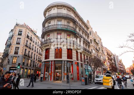 Madrid, Spanien - 17. FEBRUAR 2022: Allgemeine Architektur und Blick auf die Straße von Madrid, der Hauptstadt Spaniens. Stockfoto