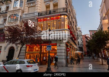 Madrid, Spanien - 17. FEBRUAR 2022: Allgemeine Architektur und Blick auf die Straße von Madrid, der Hauptstadt Spaniens. Stockfoto