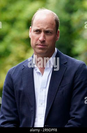 Der Prince of Wales während eines Besuchs im Faithworks Carpentry Workshop in Bournemouth, Dorset, als Teil seiner Reise durch Großbritannien, um ein Projekt zur Beendigung der Obdachlosigkeit zu starten. Foto: Montag, 26. Juni 2023. Stockfoto
