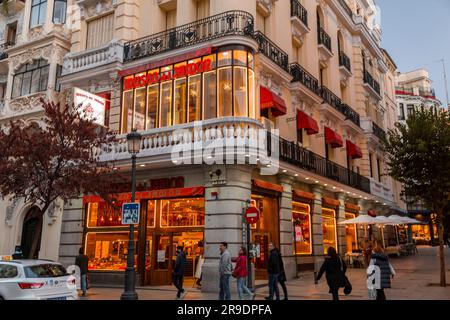 Madrid, Spanien - 17. FEBRUAR 2022: Allgemeine Architektur und Blick auf die Straße von Madrid, der Hauptstadt Spaniens. Stockfoto