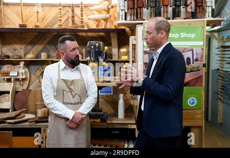 Der Prinz von Wales (rechts) mit Trainer Rob Cox während eines Besuchs im Faithworks Carpentry Workshop in Bournemouth, Dorset, als Teil seiner Reise durch Großbritannien, um ein Projekt zur Beendigung der Obdachlosigkeit zu starten. Foto: Montag, 26. Juni 2023. Stockfoto
