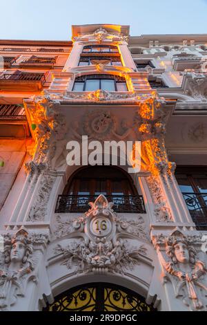 Madrid, Spanien - 17. FEBRUAR 2022: Allgemeine Architektur und Blick auf die Straße von Madrid, der Hauptstadt Spaniens. Stockfoto