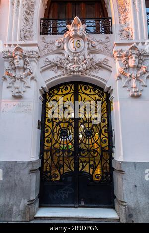 Madrid, Spanien - 17. FEBRUAR 2022: Allgemeine Architektur und Blick auf die Straße von Madrid, der Hauptstadt Spaniens. Stockfoto