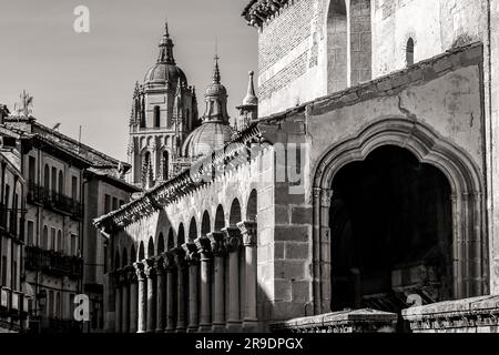 Plaza Medina del Campo, ein historischer Platz mit der San Martin Kirche, Las Sirenas de Segovia und Juan Bravo Statuen. Stockfoto