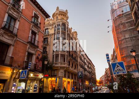 Madrid, Spanien - 17. FEBRUAR 2022: Allgemeine Architektur und Blick auf die Straße von Madrid, der Hauptstadt Spaniens. Stockfoto