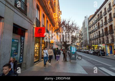 Madrid, Spanien - 17. FEBRUAR 2022: Allgemeine Architektur und Blick auf die Straße von Madrid, der Hauptstadt Spaniens. Stockfoto