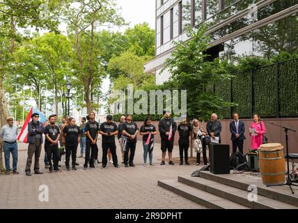 New York City, USA. 22. Juni 2023. Eine Zusammenarbeit von Aktivistengruppen, darunter Mitglieder der Unabhängigkeitspartei für Puerto Rico, hielt am 22. Juni 2023 in New York (New York) am Dag Hammarskjold Plaza am 51. Jahrestag des Treffens in Puerto Rico eine Kundgebung vor dem Entkolonialisierungsausschuss der Vereinten Nationen ab. (Foto: Steve Sanchez/Sipa USA). Kredit: SIPA USA/Alamy Live News Stockfoto