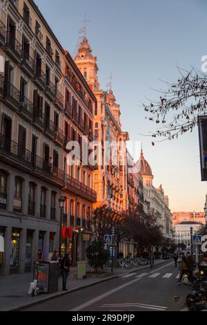 Madrid, Spanien - 17. FEBRUAR 2022: Allgemeine Architektur und Blick auf die Straße von Madrid, der Hauptstadt Spaniens. Stockfoto