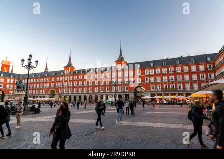 Madrid, Spanien - 17. FEBRUAR 2022: Stadtblick von der Plaza Mayor, Stadtplatz, ein wichtiger öffentlicher Raum im Herzen von Madrid, der Hauptstadt Spaniens. Stockfoto