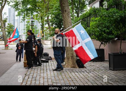 New York City, USA. 22. Juni 2023. Eine Zusammenarbeit von Aktivistengruppen, darunter Mitglieder der Unabhängigkeitspartei für Puerto Rico, hielt am 22. Juni 2023 in New York (New York) am Dag Hammarskjold Plaza am 51. Jahrestag des Treffens in Puerto Rico eine Kundgebung vor dem Entkolonialisierungsausschuss der Vereinten Nationen ab. (Foto: Steve Sanchez/Sipa USA). Kredit: SIPA USA/Alamy Live News Stockfoto