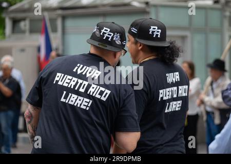 New York City, USA. 22. Juni 2023. Eine Zusammenarbeit von Aktivistengruppen, darunter Mitglieder der Unabhängigkeitspartei für Puerto Rico, hielt am 22. Juni 2023 in New York (New York) am Dag Hammarskjold Plaza am 51. Jahrestag des Treffens in Puerto Rico eine Kundgebung vor dem Entkolonialisierungsausschuss der Vereinten Nationen ab. (Foto: Steve Sanchez/Sipa USA). Kredit: SIPA USA/Alamy Live News Stockfoto