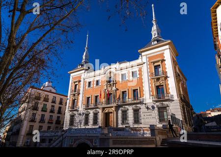 Madrid, Spanien - 17. FEBRUAR 2022: Außenansicht der städtischen Tanzschule, Escuela Mayor de Danza an der Plaza de Cascorro, Madrid, der Hauptstadt des Spa Stockfoto