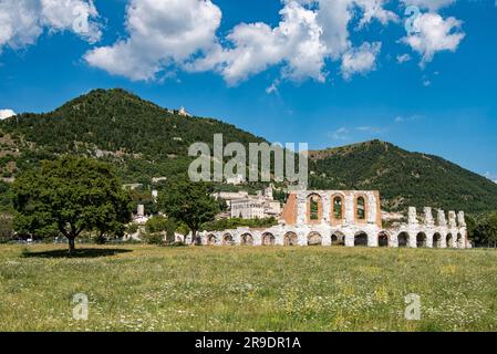 Landschaft des alten römischen Theaters von Gubbio Stockfoto