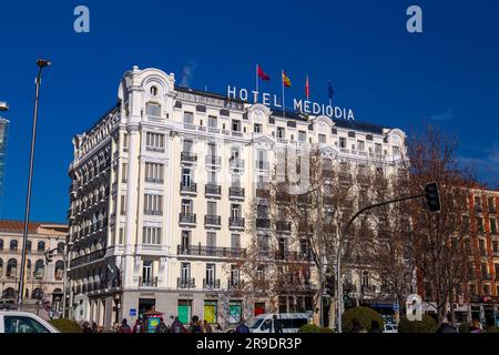 Madrid, Spanien - 17. FEBRUAR 2022: Außenansicht des Hotels Mediodia in Atocha, Madrid, Spanien. Stockfoto