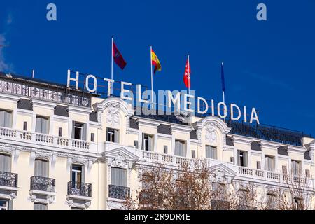 Madrid, Spanien - 17. FEBRUAR 2022: Außenansicht des Hotels Mediodia in Atocha, Madrid, Spanien. Stockfoto