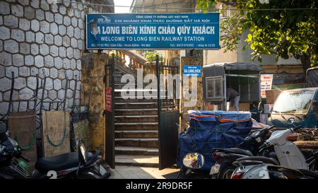 Ein Eingang und Stufen zum Long Bien Bahnhof in Hanoi, Vietnam Stockfoto