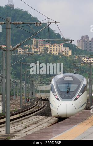 Guiyang, Chinas Provinz Guizhou. 26. Juni 2023. Der Testzug 55311 fährt vom Bahnhof Guiyang North in Guiyang, Provinz Guizhou im Südwesten Chinas, am 26. Juni 2023 ab. Mit der Abfahrt des Testzugs 55311 vom Nordbahnhof Guiyang begann die Hochgeschwindigkeitsbahn Guiyang-Nanning offiziell am Montag mit ihren Betriebstests. Die Eisenbahn verbindet Guiyang in der Provinz Guizhou mit Nanning in der Autonomen Region Guangxi Zhuang mit einer geplanten Geschwindigkeit von 350 km/h. Kredit: Liu Xu/Xinhua/Alamy Live News Stockfoto