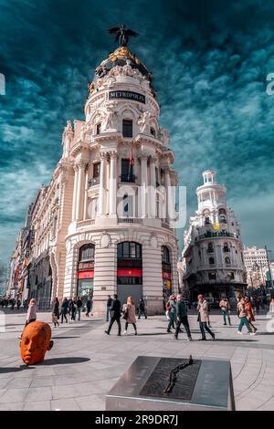 Madrid, Spanien - 16. FEBRUAR 2022: Bronzestandplan der Gran Via Straße vor dem Metropolis-Gebäude in Madrid, Spanien. Stockfoto