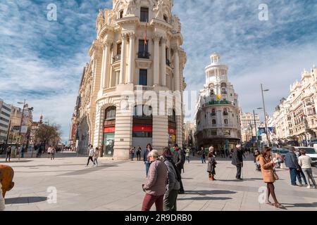 Madrid, Spanien - 16. FEBRUAR 2022: Die Gran Via ist eines der wichtigsten Einkaufsviertel Madrids, mit einer großen Anzahl an Hotels und Kinos. Stockfoto