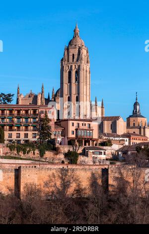 Segovia, Spanien – 18. Februar 2022: Stadtbild von der antiken Stadt Segovia, der Turm der Kathedrale von Segovia mit Blick auf die Stadt. Stockfoto