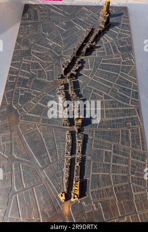 Madrid, Spanien - 16. FEBRUAR 2022: Bronzestandplan der Gran Via Straße vor dem Metropolis-Gebäude in Madrid, Spanien. Stockfoto