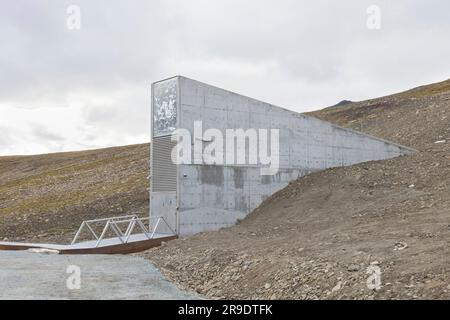 Eintritt zum Svalbard Global Seed Vault, der größten Seedbank weltweit. Svalbard, Norwegen Stockfoto