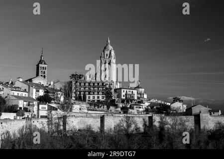 Segovia, Spanien – 18. Februar 2022: Stadtbild von der antiken Stadt Segovia, der Turm der Kathedrale von Segovia mit Blick auf die Stadt. Stockfoto