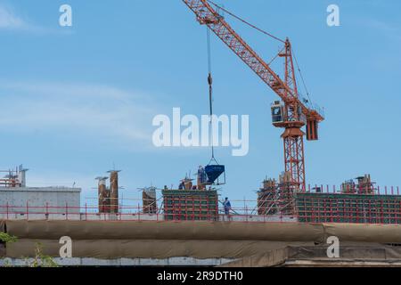 Dubai, Vereinigte Arabische Emirate - 18. April 2023 : Arbeiter, die auf einer neuen Baustelle Beton gießen. Stockfoto