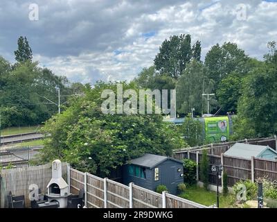 Eine Straßenbahnhaltestelle in Highbury Vale in Basford, Nottingham, wo ein Mann nach einem Messerstich verhaftet wurde. Foto: Montag, 26. Juni 2023. Stockfoto