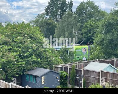 Eine Straßenbahnhaltestelle in Highbury Vale in Basford, Nottingham, wo ein Mann nach einem Messerstich verhaftet wurde. Foto: Montag, 26. Juni 2023. Stockfoto