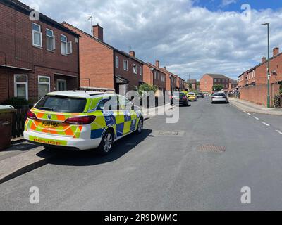 Polizeiautos in der Nähe der Straßenbahnhaltestelle Highbury Vale in Basford, Nottingham, wo ein Mann nach einem Messerstich verhaftet wurde. Foto: Montag, 26. Juni 2023. Stockfoto