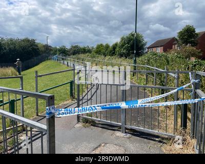 Polizeivideo nahe der Straßenbahnhaltestelle Highbury Vale in Basford, Nottingham, wo ein Mann nach einem Messerstich verhaftet wurde. Foto: Montag, 26. Juni 2023. Stockfoto