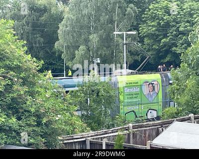 Eine Straßenbahnhaltestelle in Highbury Vale in Basford, Nottingham, wo ein Mann nach einem Messerstich verhaftet wurde. Foto: Montag, 26. Juni 2023. Stockfoto