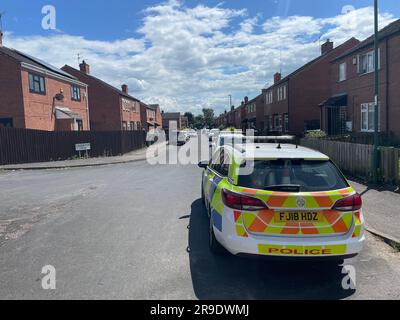 Polizeiautos in der Nähe der Straßenbahnhaltestelle Highbury Vale in Basford, Nottingham, wo ein Mann nach einem Messerstich verhaftet wurde. Foto: Montag, 26. Juni 2023. Stockfoto