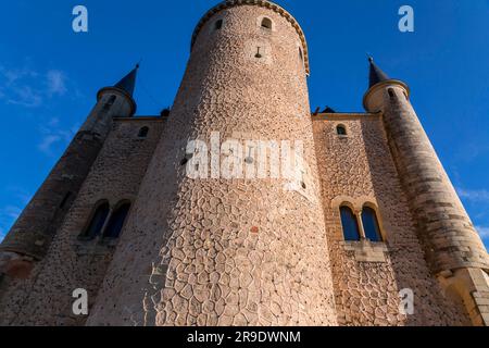 Außenansicht des historischen Alcazar von Segovia, einer mittelalterlichen Festung in Segovia, Kastilien und Leon, Spanien. Stockfoto