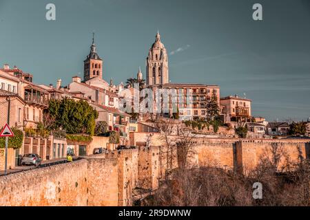 Segovia, Spanien – 18. Februar 2022: Stadtbild von der antiken Stadt Segovia, der Turm der Kathedrale von Segovia mit Blick auf die Stadt. Stockfoto