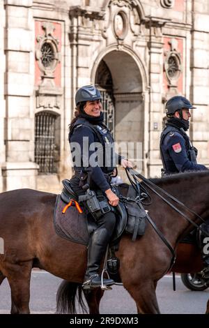 Madrid, Spanien - 16. FEBRUAR 2022: Spanische Polizeikräfte patrouillieren durch die touristischen Orte in Madrid, Spanien. Stockfoto