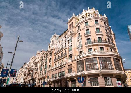 Madrid, Spanien - 16. FEBRUAR 2022: Die Gran Via ist eines der wichtigsten Einkaufsviertel Madrids, mit einer großen Anzahl an Hotels und Kinos. Stockfoto