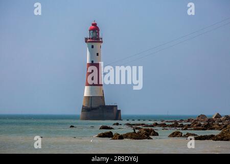 Ein Blick auf den Leuchtturm von Beachy Head vom Strand bei Ebbe an einem sonnigen Sommertag Stockfoto