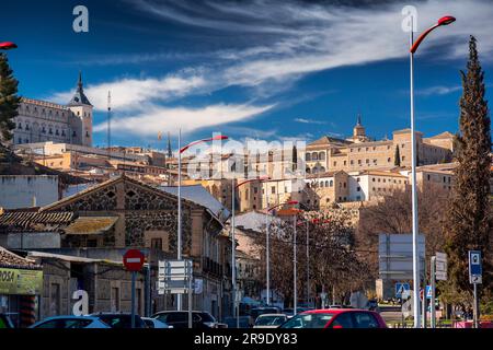 Toledo, Spanien – 17. FEBRUAR 2022: Typische Architektur und Blick auf die Straße in Toledo, Castilla La Mancha, Spanien. Stockfoto