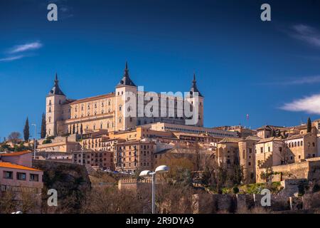 Toledo, Spanien – 17. FEBRUAR 2022: Der Alcazar von Toledo, Alcazar de Toledo, ist eine Steinbefestigung im höchsten Teil von Toledo, Spanien. Stockfoto