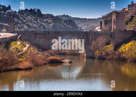 Toledo, Spanien – 17. FEBRUAR 2022: La Puente de Alcantara, Alcantara-Brücke über den Tejo in Toledo, Castilla La Mancha, Spanien. Stockfoto