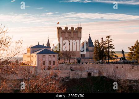 Außenansicht des historischen Alcazar von Segovia, einer mittelalterlichen Festung in Segovia, Kastilien und Leon, Spanien. Stockfoto