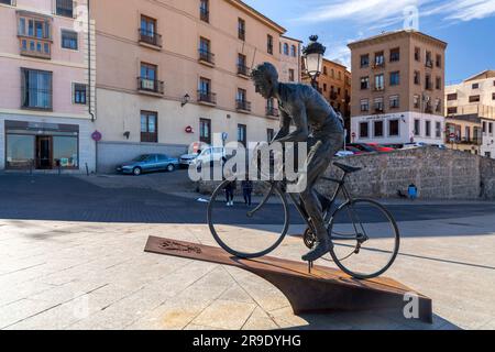 Toledo, Spanien, 17. FEBRUAR 2022: Bronzestatue von Federico Martin Bahamontes, Gewinner der Tour de France 1959 und Adoptivsohn der Stadt Toledo, Stockfoto