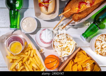 Traditionelles Sportstadionessen und Bierhintergrund, verschiedene Baseball-, Basketball-, Fußball-Fans und Stadion-Snacks, Chips, Saucen, Hot Dogs wi Stockfoto