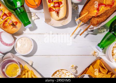 Traditionelles Sportstadionessen und Bierhintergrund, verschiedene Baseball-, Basketball-, Fußball-Fans und Stadion-Snacks, Chips, Saucen, Hot Dogs wi Stockfoto